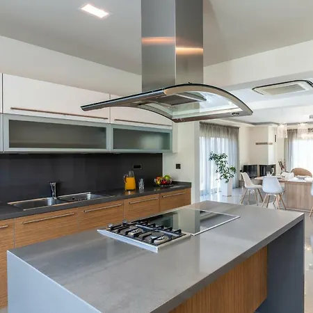 La Luna Villa Tsairi