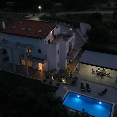 La Luna Villa Tsairi